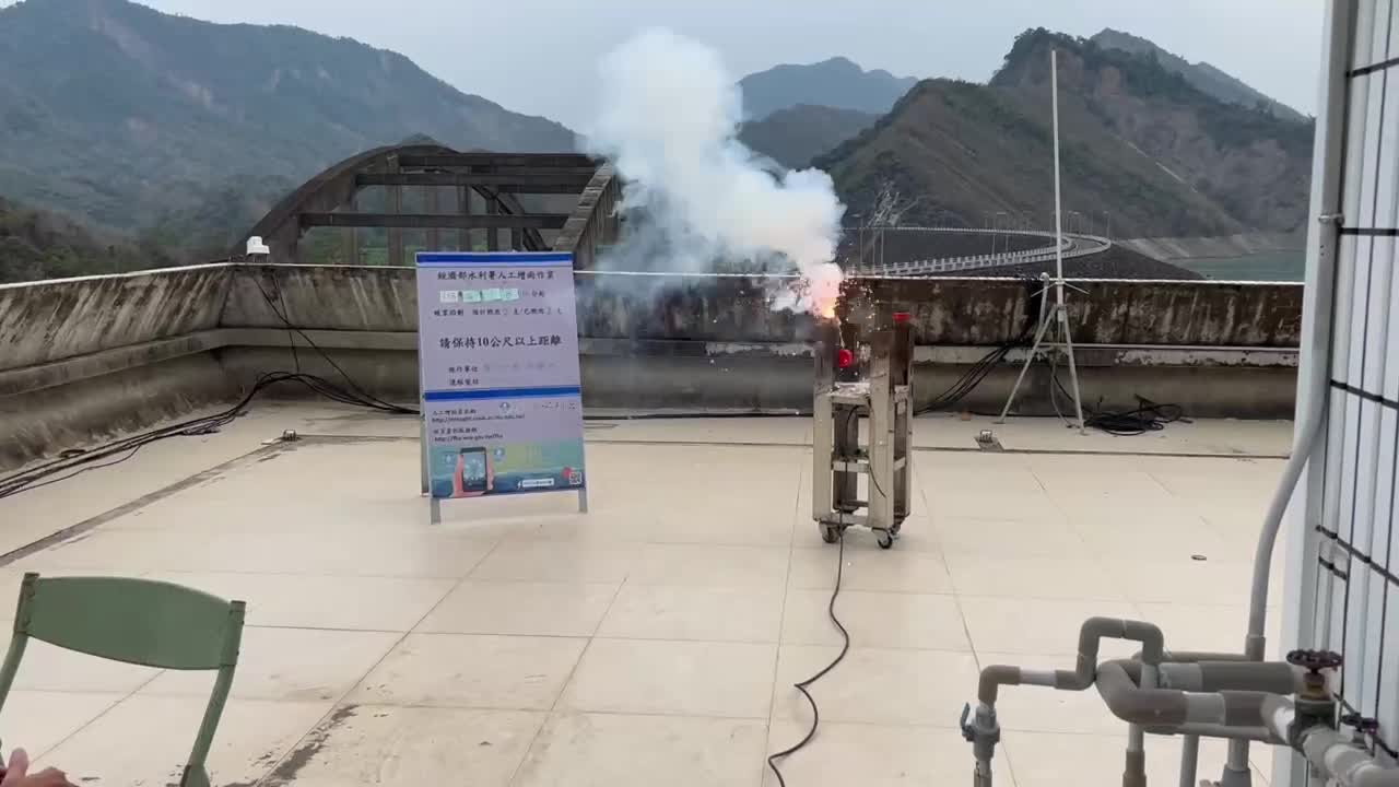 把握鋒面過境！水利署再次啟動陸空聯合人工增雨南化水庫