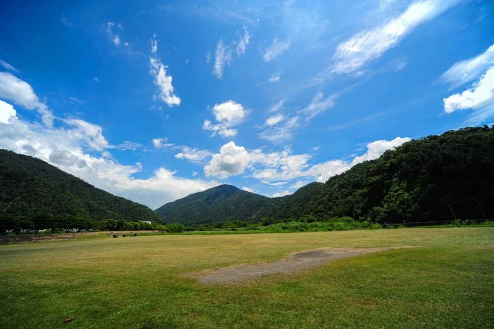 眉溪內埔橋堤防綠美化場域灘地草皮
