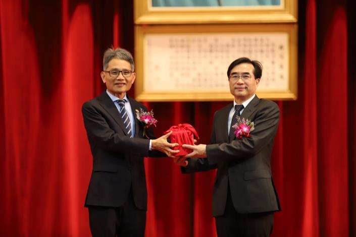 1經濟部水利署新任署長由該署副署長林元鵬陞任經濟部賴次長建信布達及監誓