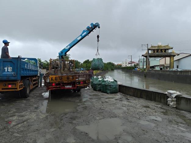 6因應豪雨災情 水災中央災害應變中心二級開設—埤麻腳排水溢堤搶險