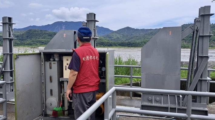 9楊柳颱風來勢洶洶 經濟部長指示做好防汛整備-八河分署瑞和堤防水門測試檢查