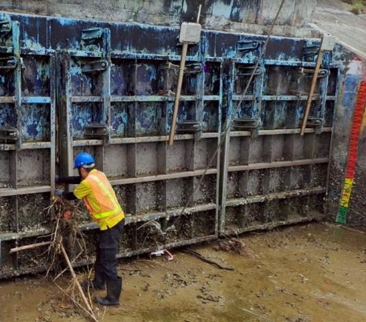 6楊柳颱風來勢洶洶 經濟部長指示做好防汛整備-二河分署確認轄內各水門功能正常，且水門出口處無雜物及淤沙