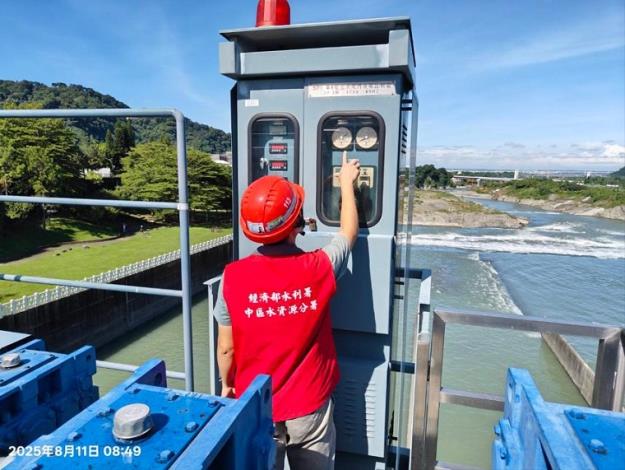 11楊柳颱風來勢洶洶 經濟部長指示做好防汛整備-石岡壩閘門控制箱檢查