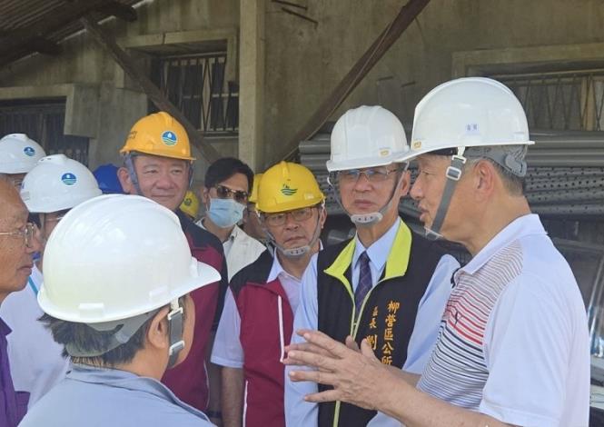 3經濟部長郭智輝前往柳營區八翁里受災戶現場視察施工進度並慰問居民生活狀況