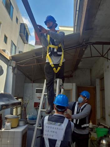 5經濟部長郭智輝前往柳營區八翁里受災戶現場視察施工進度並慰問居民生活狀況