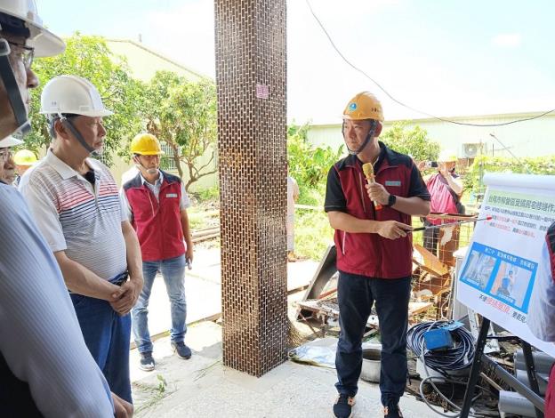 4經濟部長郭智輝前往柳營區八翁里受災戶現場視察施工進度並慰問居民生活狀況