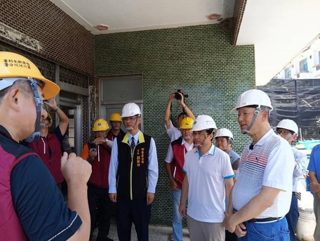 2經濟部長郭智輝前往柳營區八翁里受災戶現場視察施工進度並慰問居民生活狀況