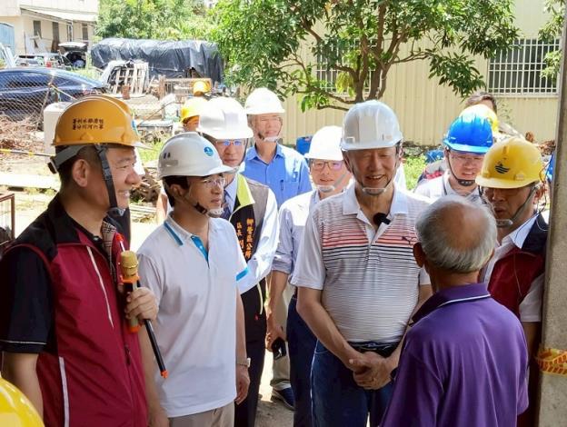 1經濟部長郭智輝前往柳營區八翁里受災戶現場視察施工進度並慰問居民生活狀況
