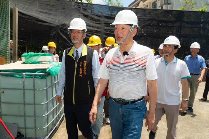 6經濟部長郭智輝前往柳營區八翁里及果毅里受災戶現場視察施工進度並慰問居民生活狀況