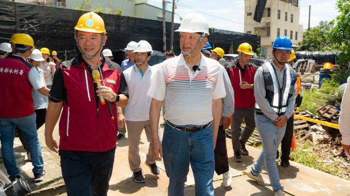 7經濟部長郭智輝前往柳營區八翁里及果毅里受災戶現場視察施工進度並慰問居民生活狀況