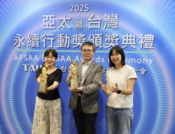 水利署2部職人影片 雙雙榮獲金鵰獎之永續微電影銅獎-得獎工務組與主任秘書合影