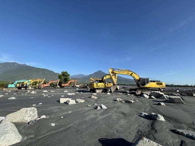 重型機具支援馬太鞍溪災區  全力推動重建與防災工作_0