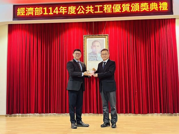 9南區水資源分署陳柏宗主任工程司榮獲個人貢獻獎