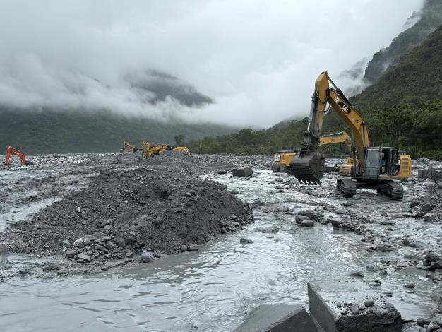 水利署已增加人員機具 隨時進場封堵馬太鞍溪溢流溪水2