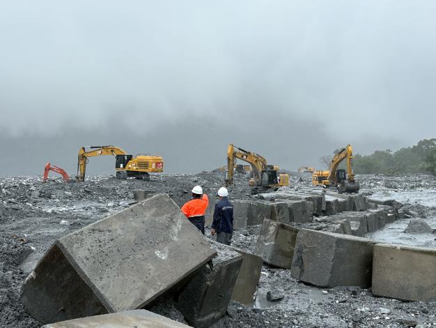 水利署已增加人員機具 隨時進場封堵馬太鞍溪溢流溪水1