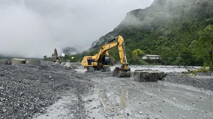 水利署已增加人員機具 隨時進場封堵馬太鞍溪溢流溪水4