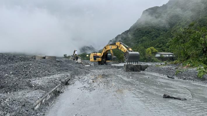 水利署已增加人員機具 隨時進場封堵馬太鞍溪溢流溪水3