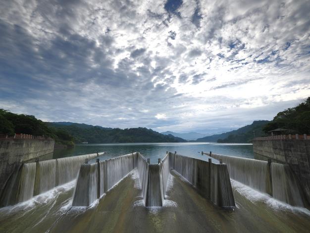 8水庫樂活行，春節踏青好去處：鯉魚潭水庫-鋸齒堰.JPG
