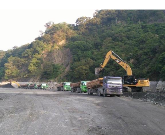 3.水利署於水情回穩即全面恢復抽泥作業，加速辦理各項清淤工程-石門水庫上游羅浮地區陸挖清淤作業情形