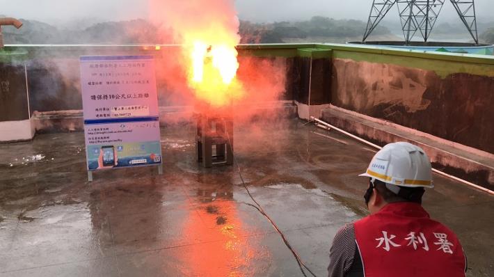 水利署把握鋒面快速通過台灣機會於寶二水庫施作人工增雨_圖示