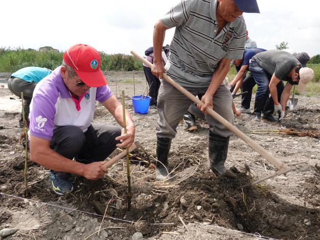 當地居民與在地防汛志工對於土耕行為可是經驗老到。