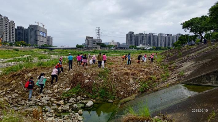 實際下河道清理垃圾-1