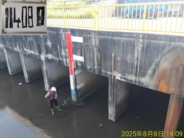烏溪汴子頭堤防排水出口清理作業