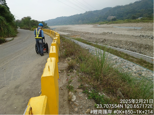 鯉南護岸凱米颱風損壞處修復後進行透地雷達檢測