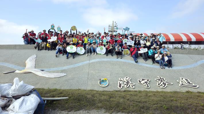13附圖十三 麥寮許厝寮堤防淨堤活動 大合照