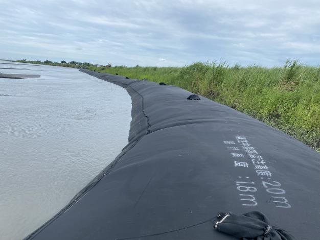 圖一砂腸袋高灘地保護工施工中_0