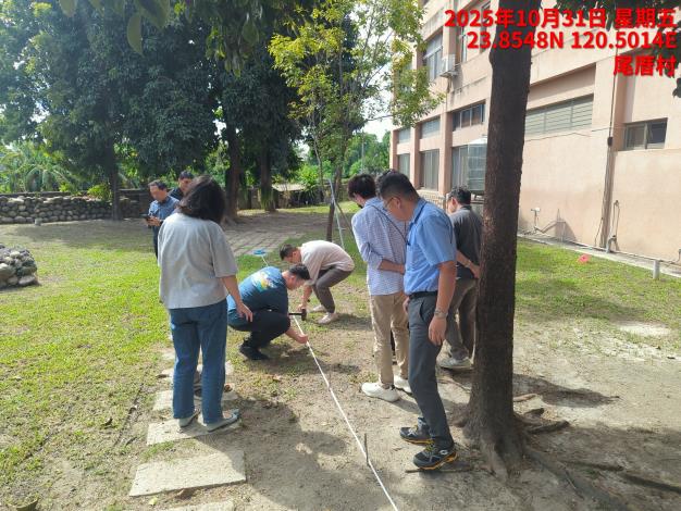 圖二、115年度水利建造物檢查行前教育訓練，同仁進行地電阻測線佈設與實務操作