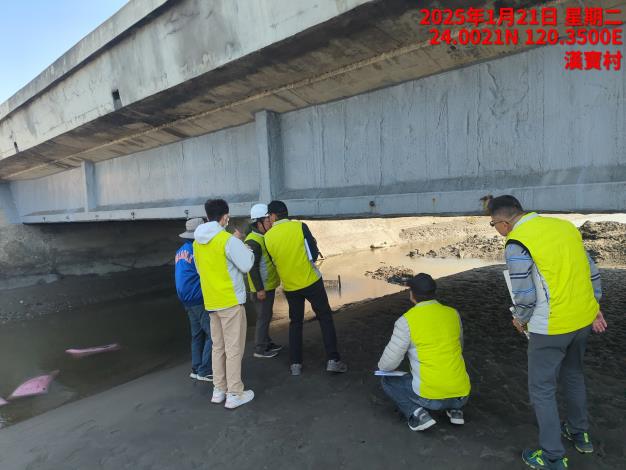 圖三、114年度水利建造物檢查複查小組於現地進行勘查，落實檢查後之品質管控
