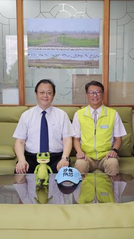 郭檢察長與李分署長與濁水溪河口生態復育現況圖合影。