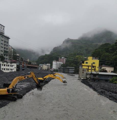 塔羅灣溪河道疏濬作業