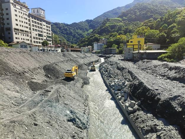 塔羅灣溪河道疏濬作業