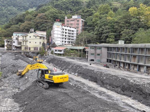 塔羅灣溪河道疏濬作業