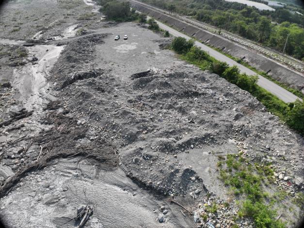 濁水溪竹山鎮香園腳段傾倒廢棄物情形