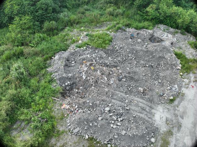 濁水溪竹山鎮和興段傾到廢棄物情形