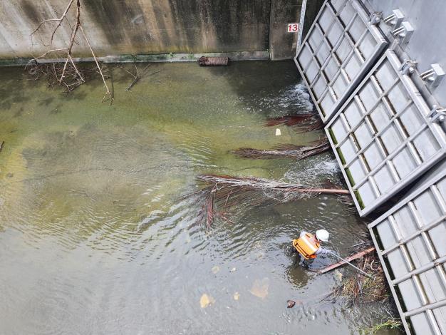 七河局趁颱風來臨前加強水閘門前堆積物清除作業_圖示