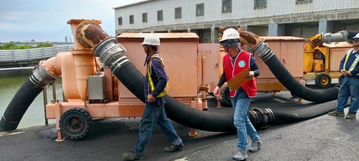 第七河川局杜蘇芮颱風來臨前加強林邊抽水站移動式抽水機整備_圖示