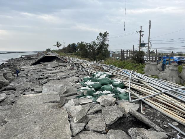 113年10月山陀兒颱風遭成下寮海堤破損55公尺