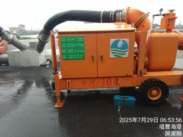 移動式抽水機支援調度到佳冬鄉葫蘆尾閘門