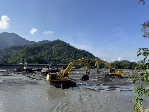 武洛溪口社橋增加怪手疏通河道增加通洪斷面