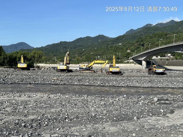寶來橋下增加怪手數量加大荖濃溪通洪斷面