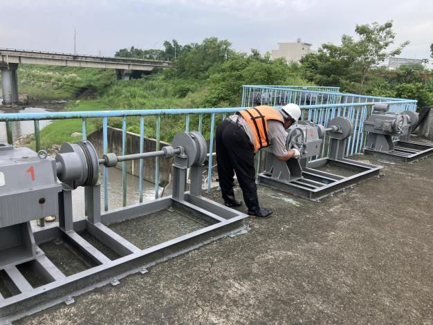美濃福安排水A級自動水閘門捲揚機颱風來臨前加強檢測工作