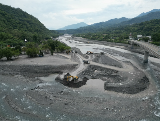 第七河川分署在寶來溪與荖濃溪匯流口加強河道整理工作
