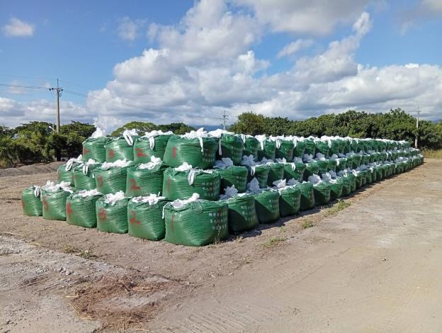 第七河川分署趁颱風來襲前加緊預裝填1,000個太空包_0