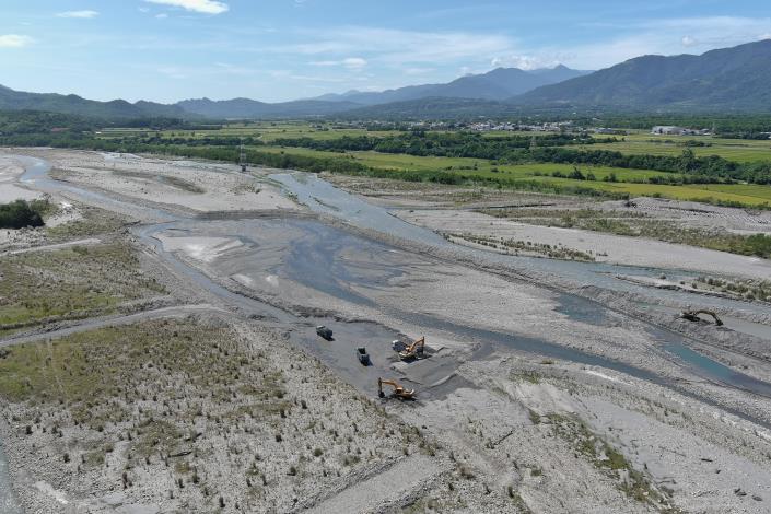 卑南溪瑞源堤段正進行河道整理工作，預計於12月前可完成20萬立方_圖示