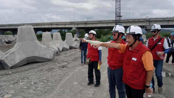 Inspect the flood control and maintenance status of projects under construction_0