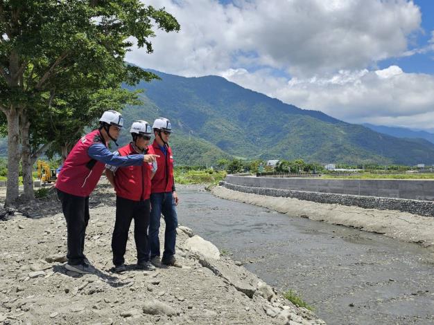 Kuo Chien-hung (right 2), Chief of the Eighth River Branch, inspects flood prevention preparations